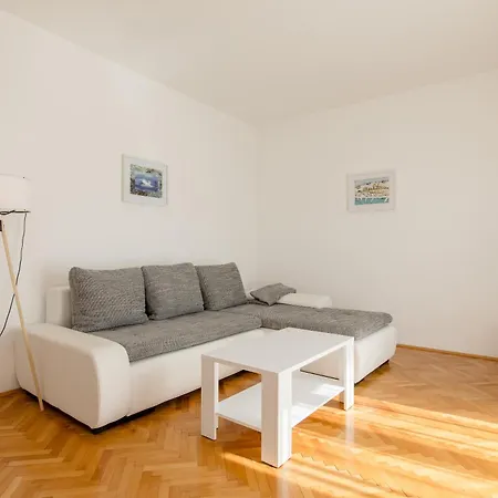 Apartment דירה *