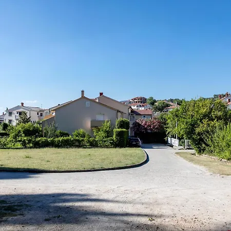 Apartment דירה *