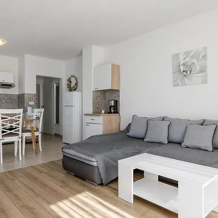 Apartment דירה *